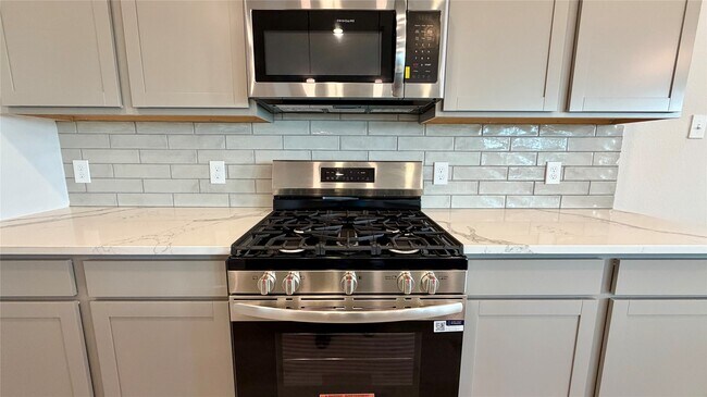 Building Photo - 3418 Lago Norence Dr