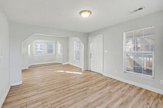 Building Photo - Beautiful 2 Bedroom 1 Bathroom house in Kansas City!