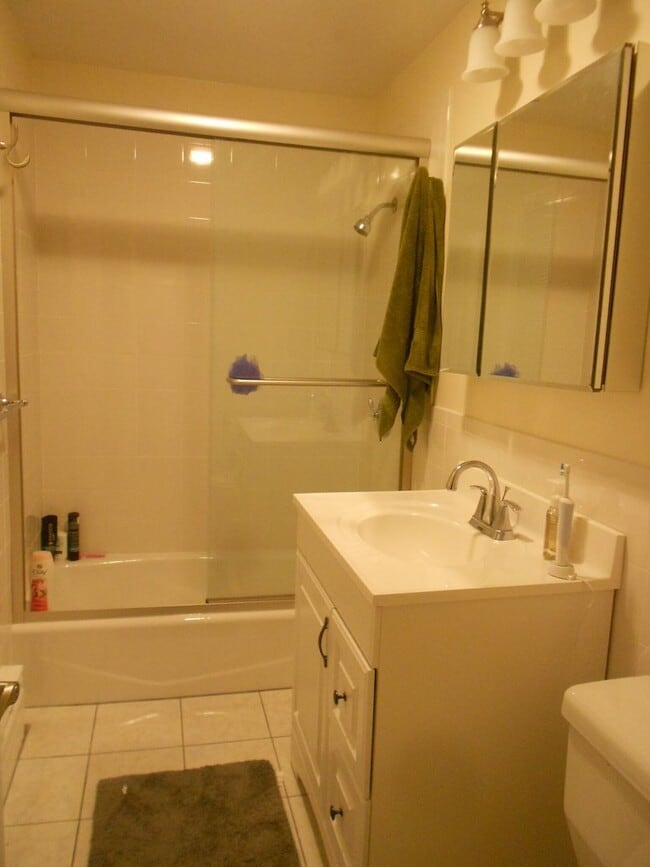 Building Photo - Charming 4 Bedroom-No Broker  Fee