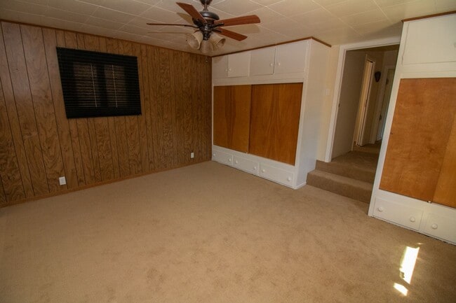 Building Photo - Spacious Three Bedroom