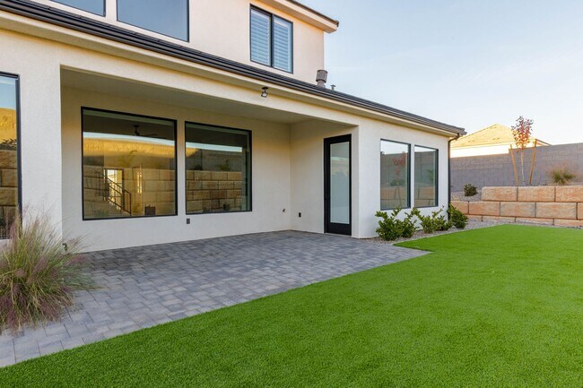 Building Photo - 6 bedroom with RV Garage and Hot Tub