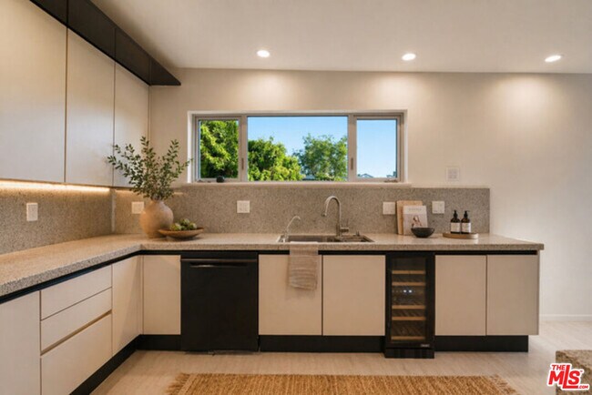 Building Photo - 1591 Lindacrest Dr