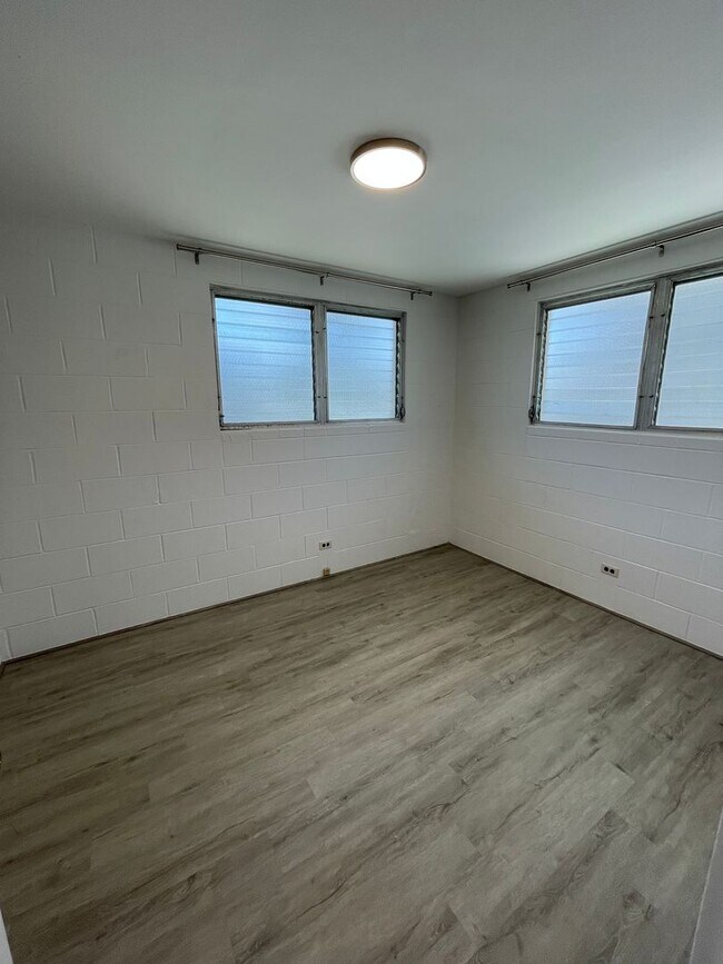 Building Photo - EL_086