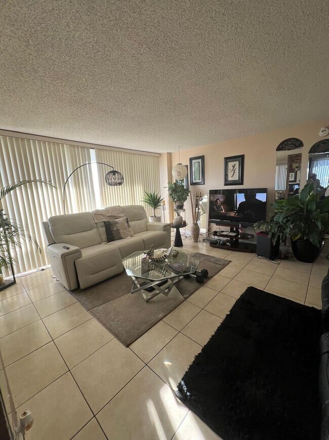 Building Photo - Spacious 2BD / 2BA Apartment - No minimum ...