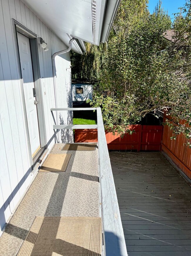 Building Photo - Downtown Furnished Two Bed Unit in Duplex-...