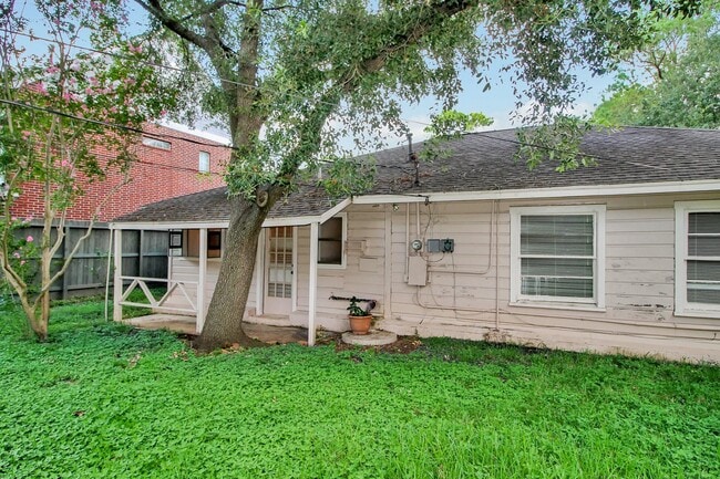 Building Photo - 110 Pamellia Dr