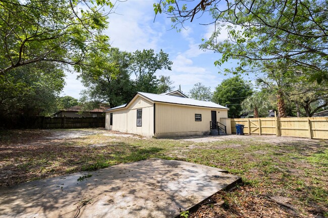 Building Photo - Very large 4bdrm/2bath House, Ready End of February
