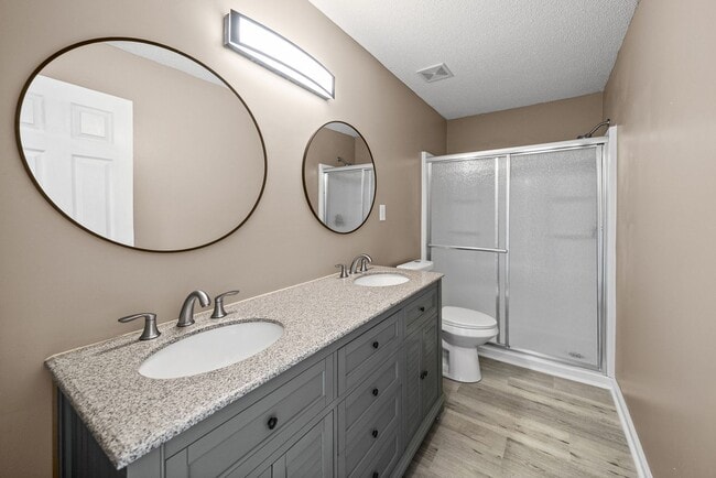 Building Photo - LARGE FENCED IN YARD!!!