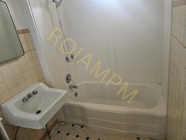 Building Photo - Charming 2-bed 1-bath house