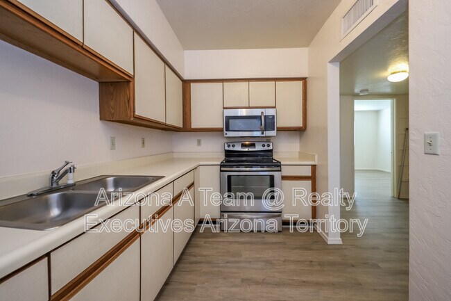Building Photo - 312 E 24th St