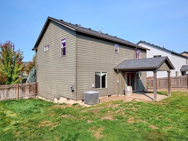 Building Photo - Beautiful 4 bedroom/2.5 Bath Home On Large...