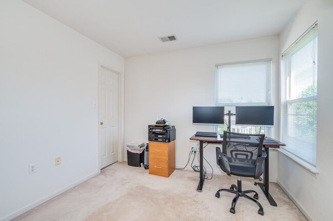 Building Photo - 2410 Dakota Lakes Dr