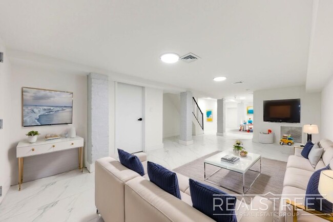 Building Photo - Stunning Brand New 2 Bed Duplex with Backy...