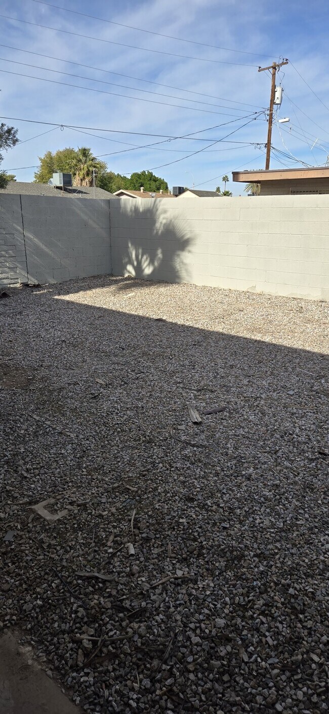 Building Photo - Newly Remodeled Single Story 2-Bed 1-Bath Apartment