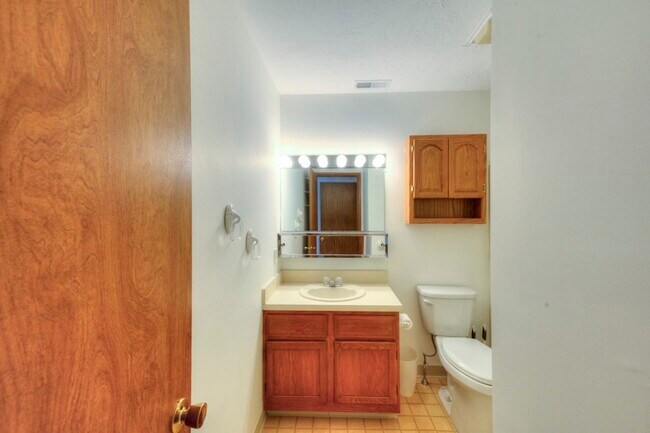 Building Photo - 340 Sunderland Rd