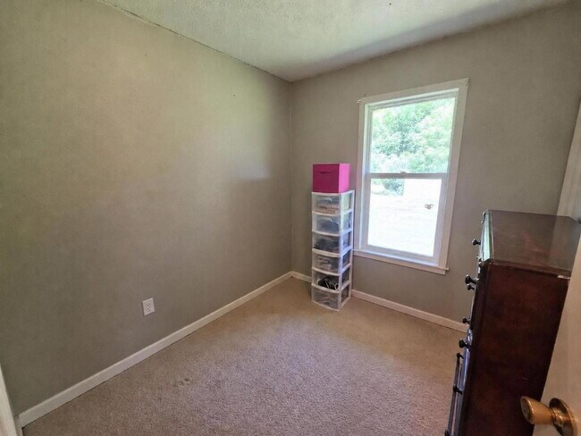 Building Photo - Country Living on 2.5 Acres Just Minutes from Eau Claire – 3 Bedroom Home with Bonus Rooms, Garag...