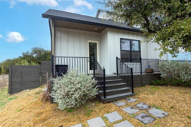 Building Photo - 2802 Lawrence Dr