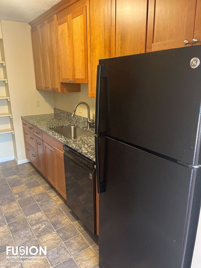 Building Photo - 3 Bedroom/2 Bathrroom Condo Right Near Oakledge Park!