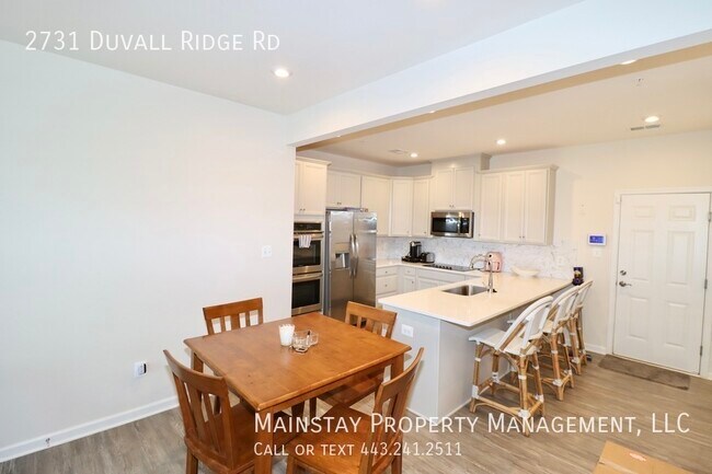 Building Photo - 2 Bedroom Plus DEN End Unit Townhome W Gar...
