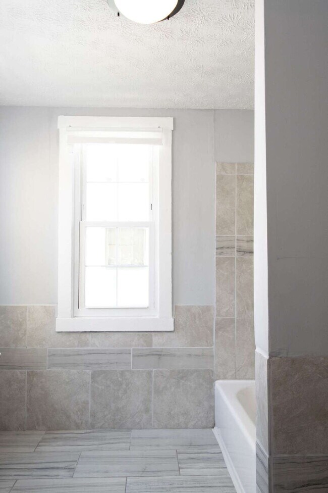 Building Photo - Student Housing Near the University of Dayton – Rent is $750 per bedroom (3 students), total leas...