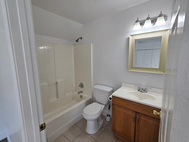 Building Photo - Cozy Three Bedroom Home in West Salem