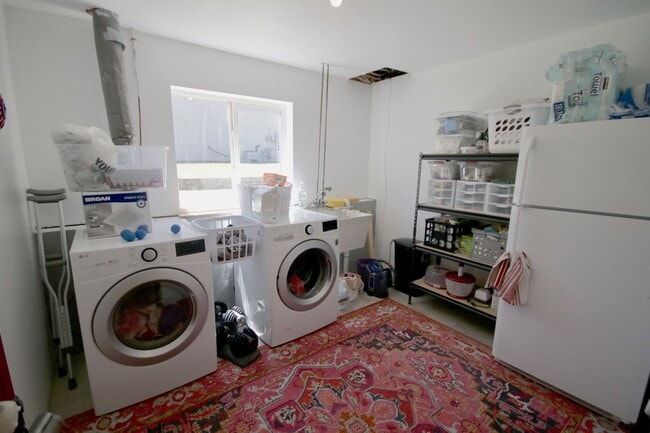 Building Photo - Spacious 5-bedroom, 3-bathroom modern home...