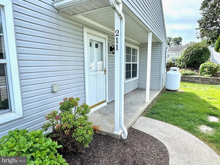 Building Photo - 211 Halsey Ave