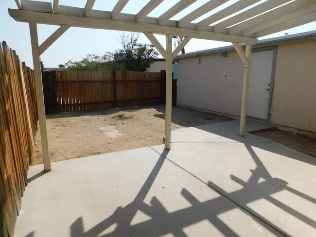 Building Photo - 408 Sahara Dr