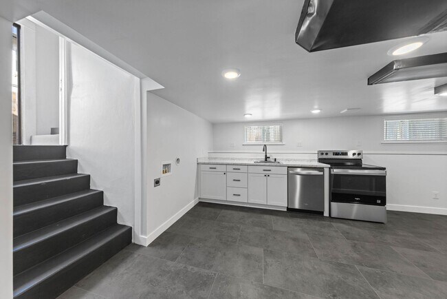 Building Photo - 3 Bed, 2 Bath, 1 Office/Guest - Fully Renovated Midtown Home