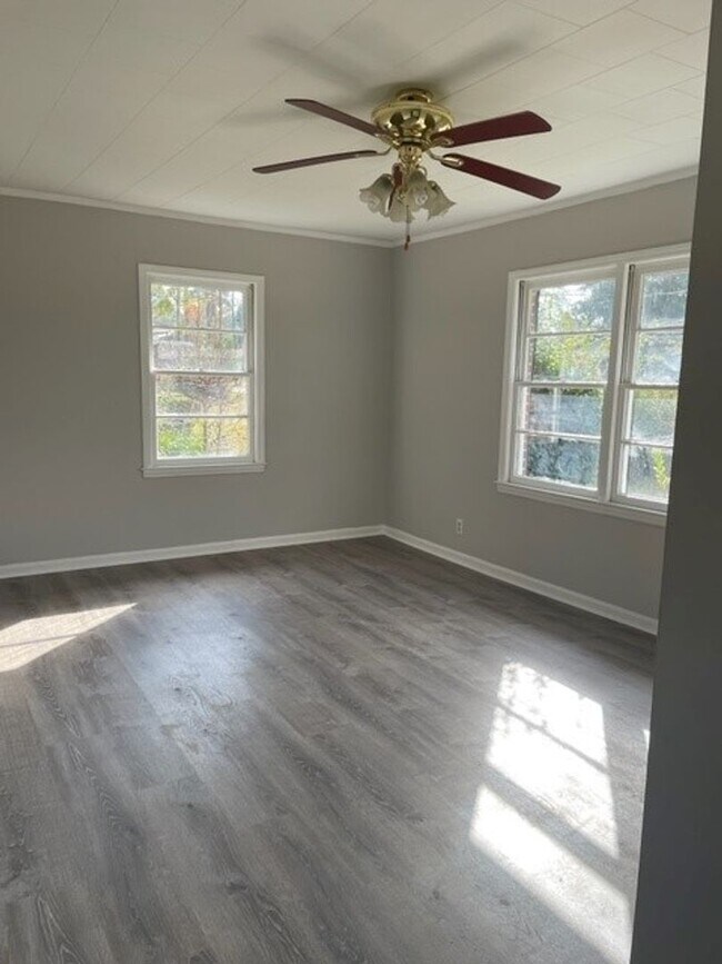 Building Photo - Charming 3BR/1.5BA Brick Home in Nashville – No Carpet & Large Yard