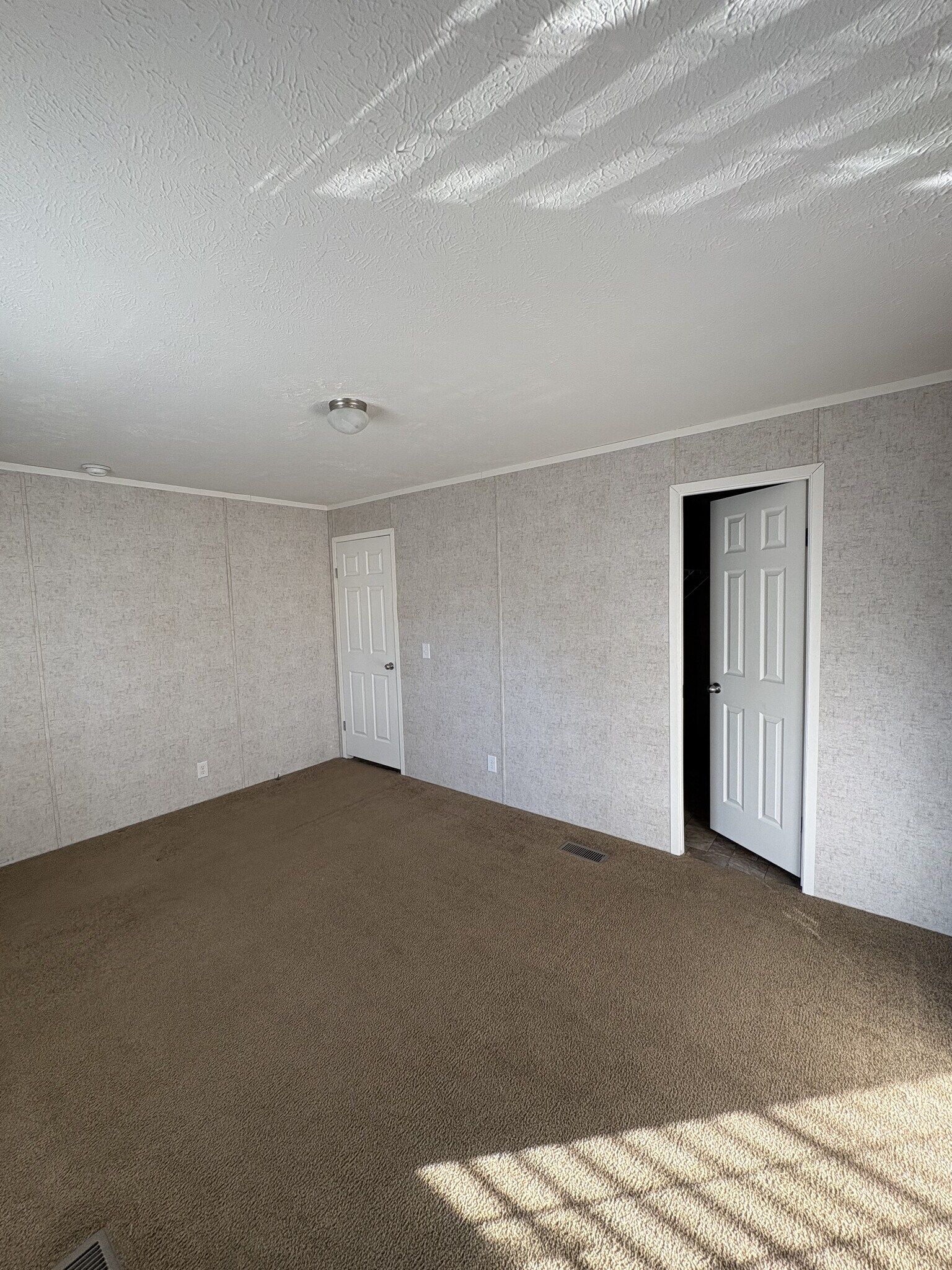 Building Photo - 12 E Manor St