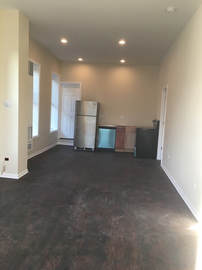 Building Photo - 321 W 24th St