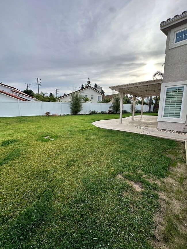 Building Photo - Spacious Living with Room to Grow