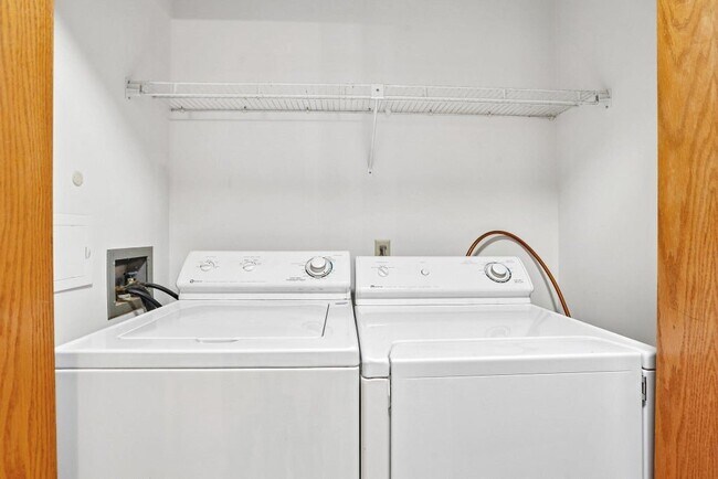 Building Photo - 18669 Clear View Ct