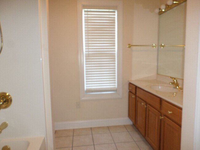 Building Photo - 3 Bedroom 2 Bath Townhouse