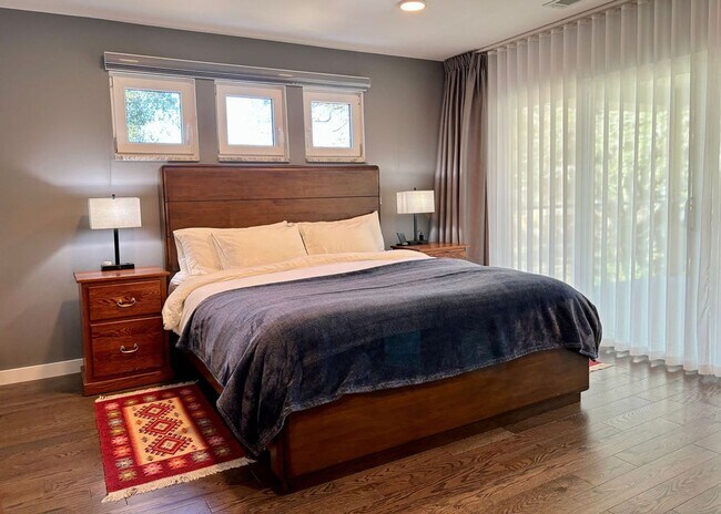 Building Photo - Available 7/10. Gorgeous Custom-Built 3 BR/3.5 BA Home on HUGE Corner Lot in Old Mt Pleasant!
