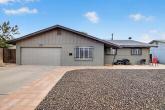 Building Photo - 123 E Erie Dr