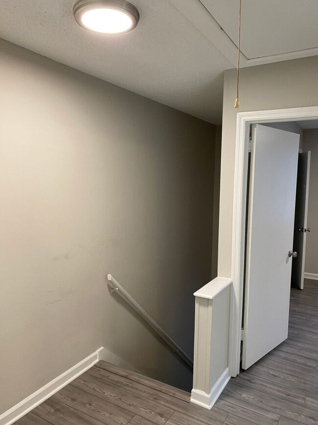 Building Photo - Updated townhouse close to lake