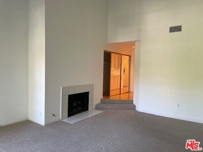 Building Photo - 4338 Redwood Ave