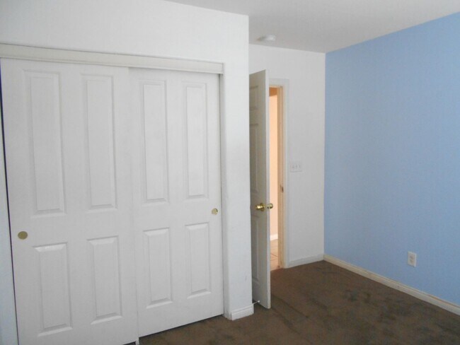 Building Photo - Spacious 4 bedroom Home Located in the Desirable Area of Henderson!