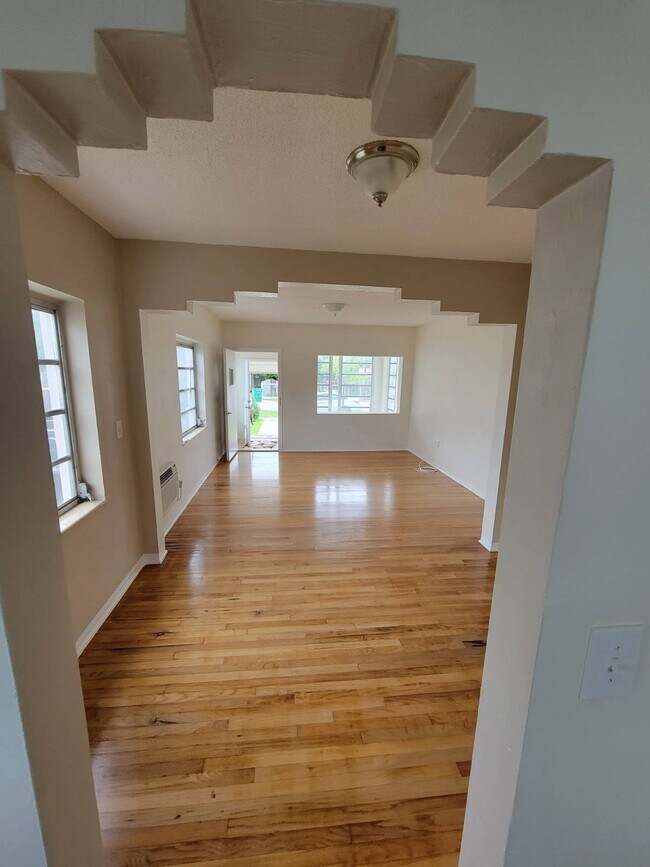 Building Photo - 3122 SW 25th Ter