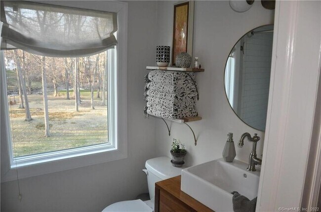 Building Photo - 5 Riverview Dr