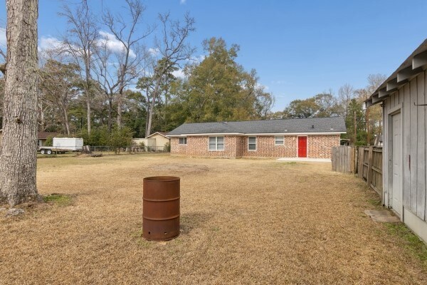 Building Photo - 407 Holly Ln