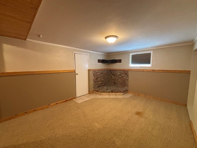 Building Photo - 4 Bedroom 2 Bathroom