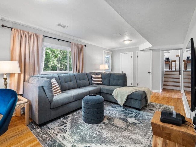 Building Photo - 670 Treeside Dr