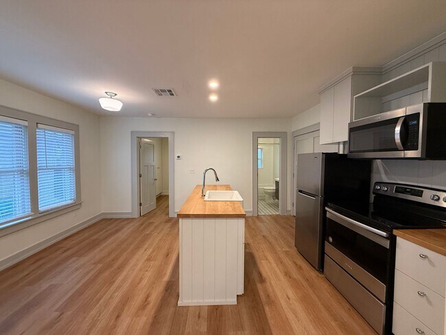 Building Photo - Updated 1 Bedroom for Rent!