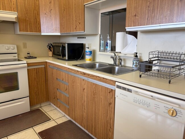 Building Photo - 2202 Lucaya Bend