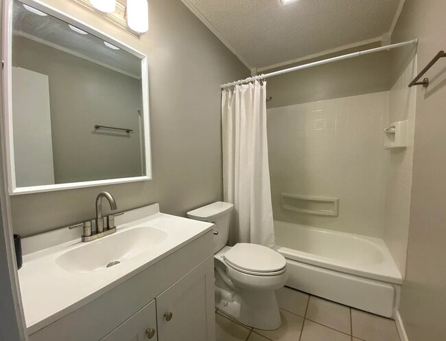 Building Photo - Freshly Renovated 3 Bedroom 1.5 Bathroom i...