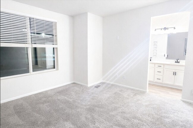 Building Photo - Long Realty & Property Management - 3 Bedroom Townhome in Aurora Highlands