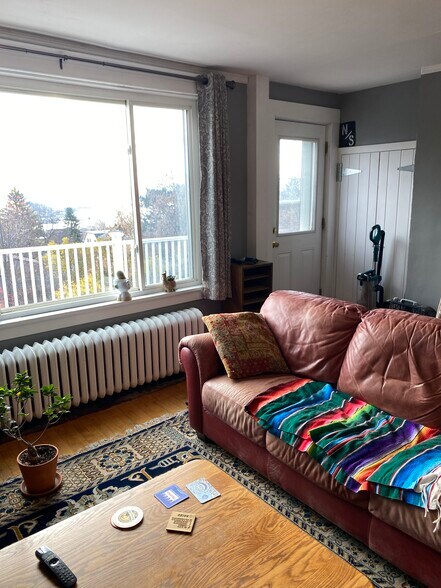 Building Photo - 15 E 10th St